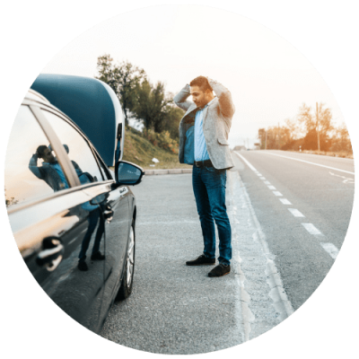 homme-regardant-sa-voiture-en-panne-au-bord-de-la-route