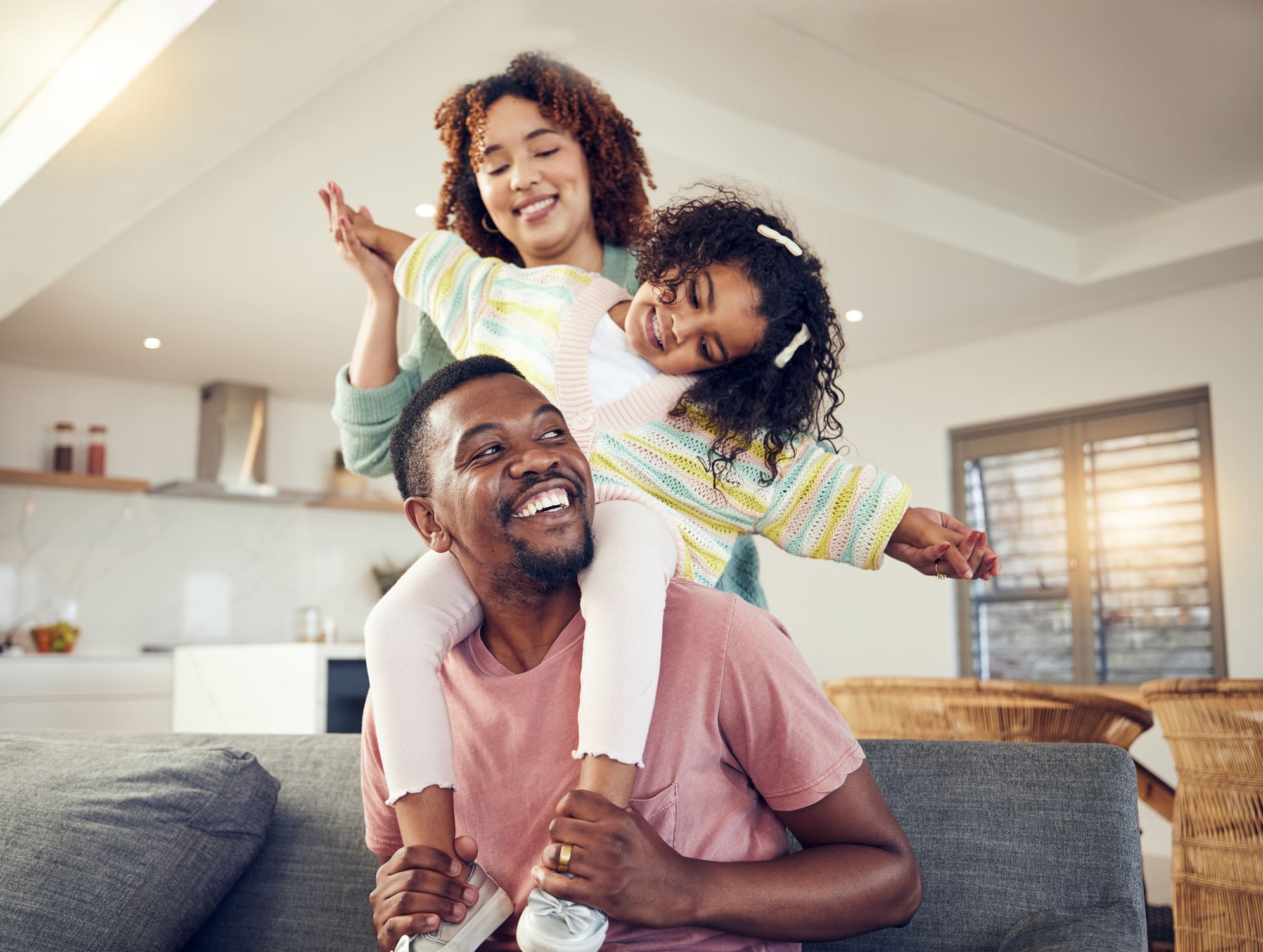 famille-heureuse-dans-leur-salon