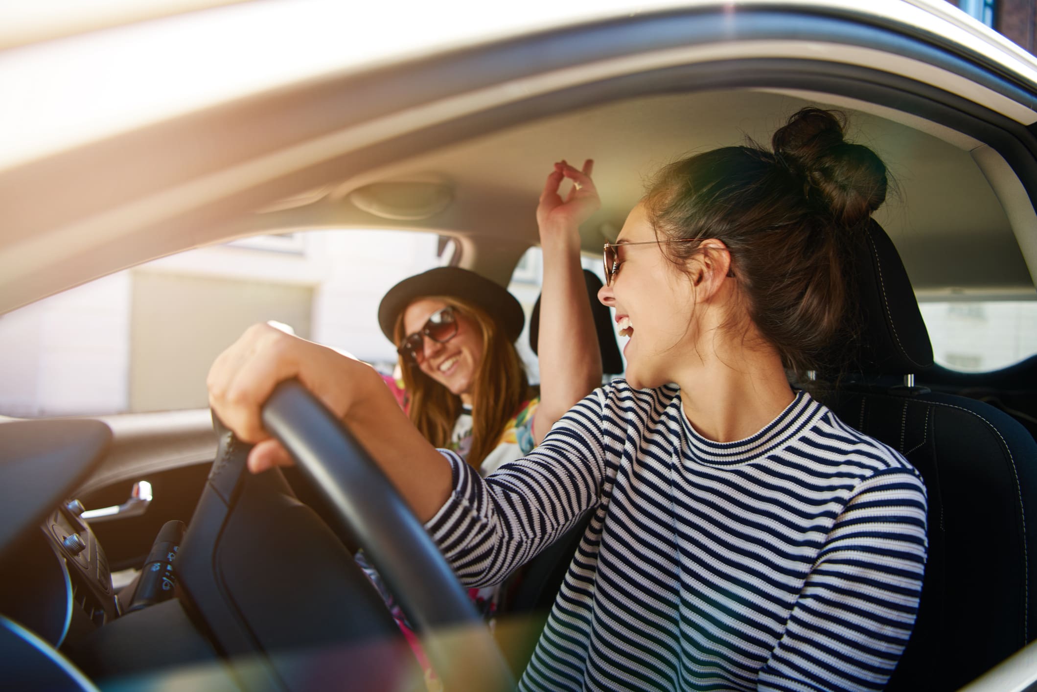 femmes-heureuses-dans-une-voiture