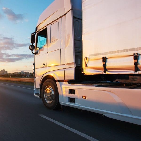 Camion sur la route avec un couche de soleil