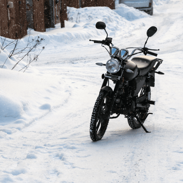 Moto en hiver dans la neige