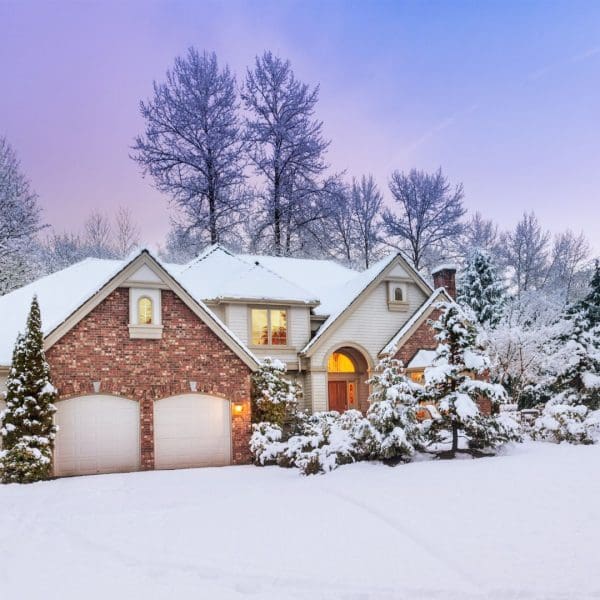 maison en hiver avec de la neige et des sapins